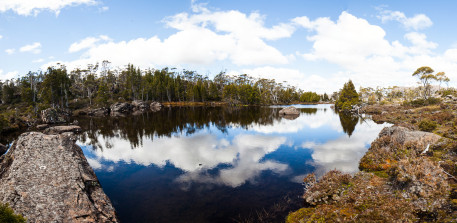 Wolken spiegeln sich in einem der Solomon's Jewels.